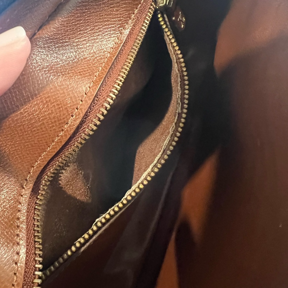 Louis Vuitton monogram ๐ปโด๐๐โฏ๐ clutch. - Picture 9 of 10